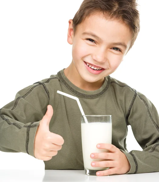 Mignon garçon avec un verre de lait — Photo