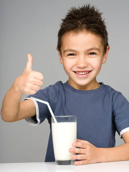 Mignon garçon avec un verre de lait — Photo