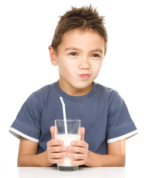 Chłopiec trochę smutny ze szklanką mleka — Zdjęcie stockowe