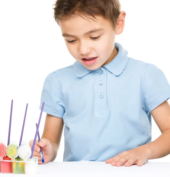 Menino está brincando com tintas — Fotografia de Stock