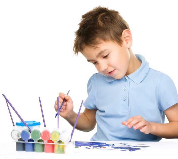 Chlapec hraje s barvami — Stock fotografie