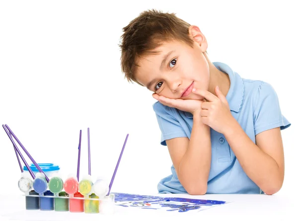 Jung träumt beim Malen mit Farben — Stockfoto