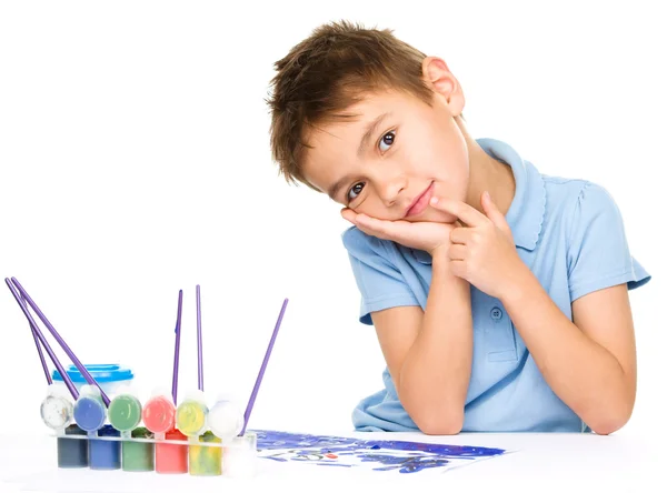 Jonge is dagdromen tijdens het tekenen met verf — Stockfoto