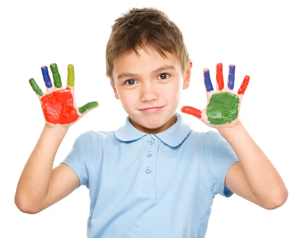 Porträt eines süßen Jungen, der mit Farben spielt — Stockfoto