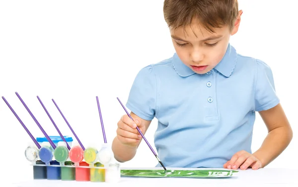 Junge spielt mit Farben — Stockfoto