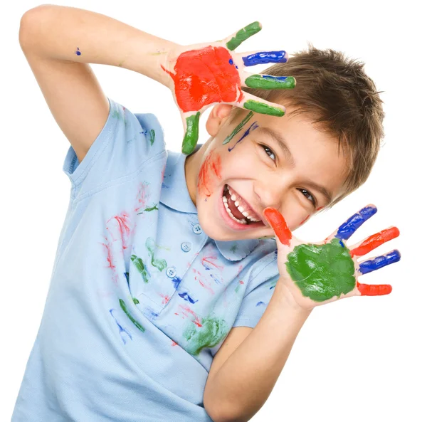 Retrato de um menino bonito brincando com tintas — Fotografia de Stock