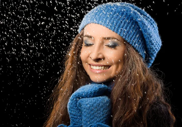 Giovane donna felice sotto nevicata — Foto Stock