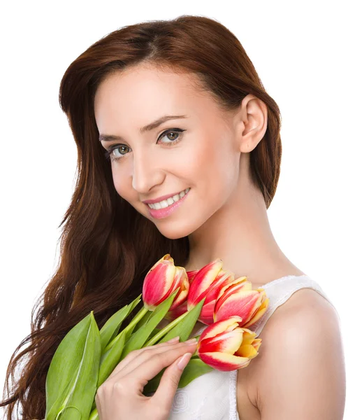 Jonge vrouw houdt boeket van tulpen — Stockfoto