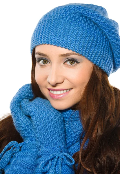 Joven mujer feliz usando tela de invierno — Foto de Stock