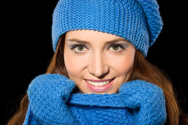 冬の衣を着ている若い幸せな女 — ストック写真
