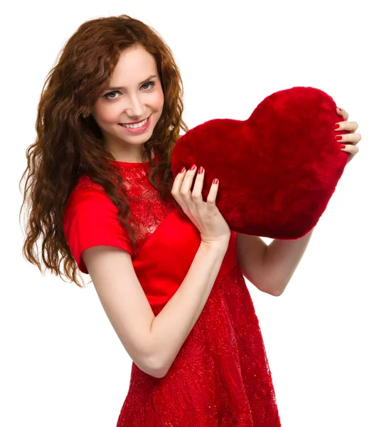 Молодая женщина с красным сердцем — стоковое фото