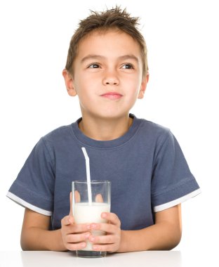 bir bardak süt ile şirin çocuk