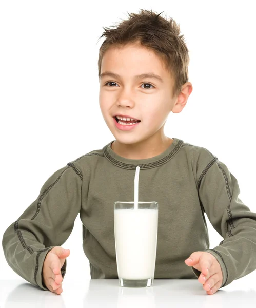 Mignon garçon avec un verre de lait — Photo