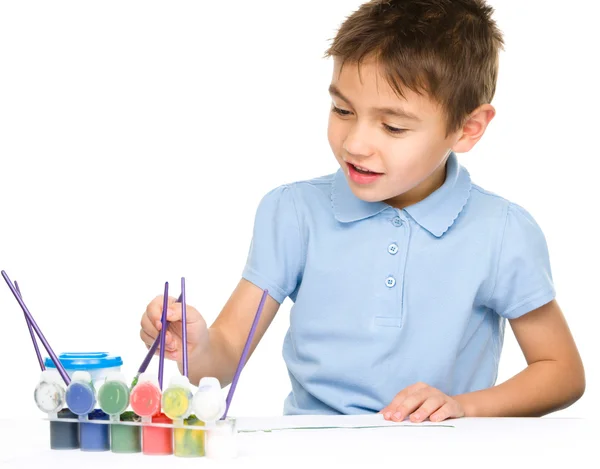 Junge spielt mit Farben — Stockfoto