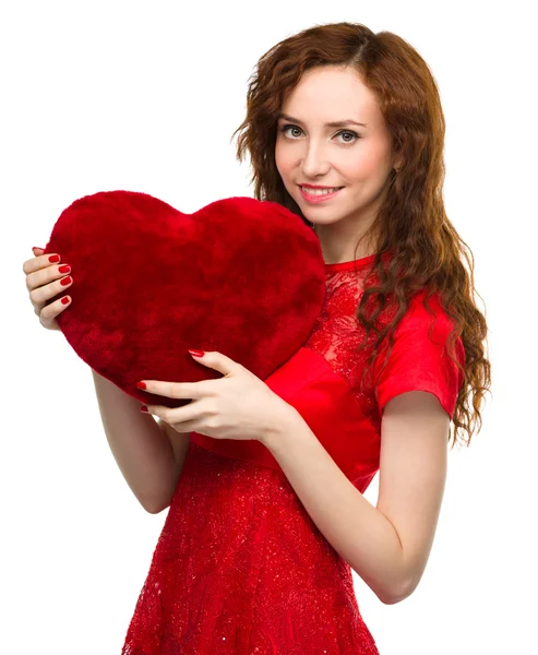 Mujer joven sosteniendo el corazón rojo — Foto de Stock