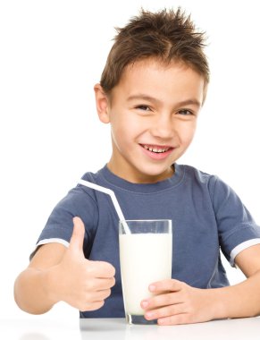 bir bardak süt ile şirin çocuk