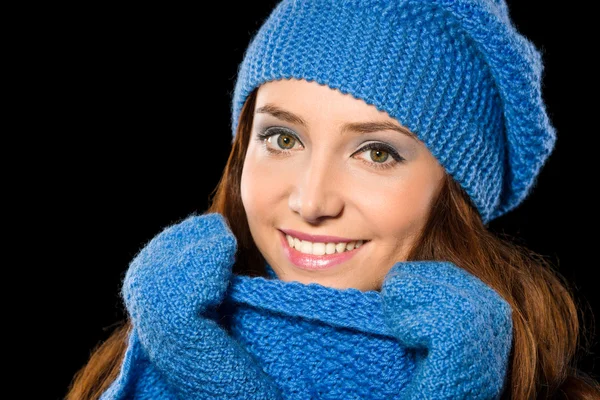 年轻快乐的女人，穿着冬季布 — 图库照片