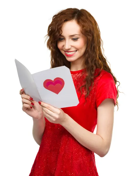 Mujer joven está leyendo tarjeta de San Valentín — Foto de Stock