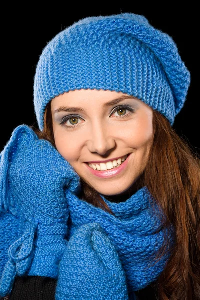 Jovem mulher feliz usando pano de inverno Imagem De Stock