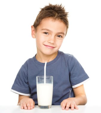 bir bardak süt ile şirin çocuk