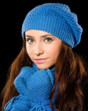 Kış bezi giyen genç mutlu kadın