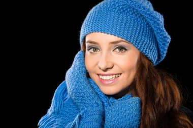 Kış bezi giyen genç mutlu kadın