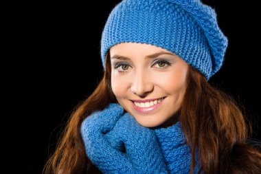 Kış bezi giyen genç mutlu kadın