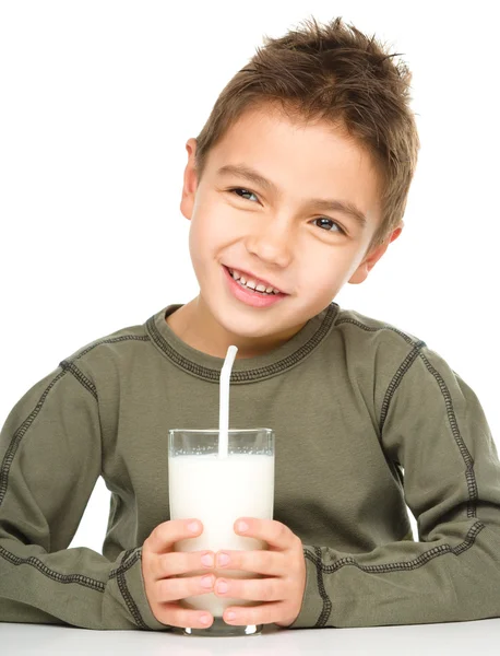 Mignon garçon avec un verre de lait — Photo