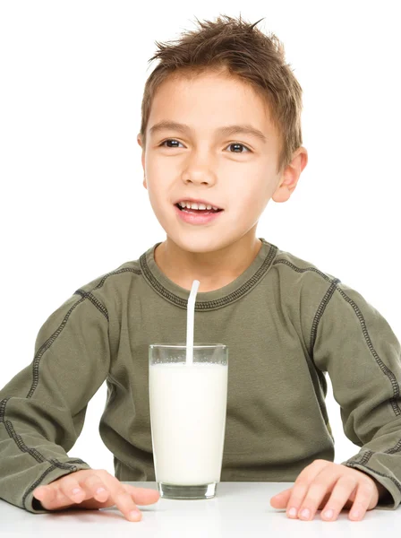 Mignon garçon avec un verre de lait — Photo