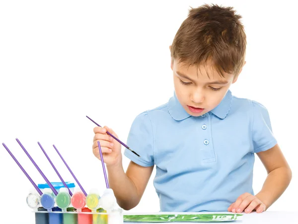 Çocuk boyalar ile oynuyor — Stok fotoğraf