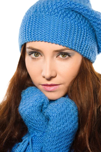 Gelukkig jongedame dragen winter doek — Stockfoto