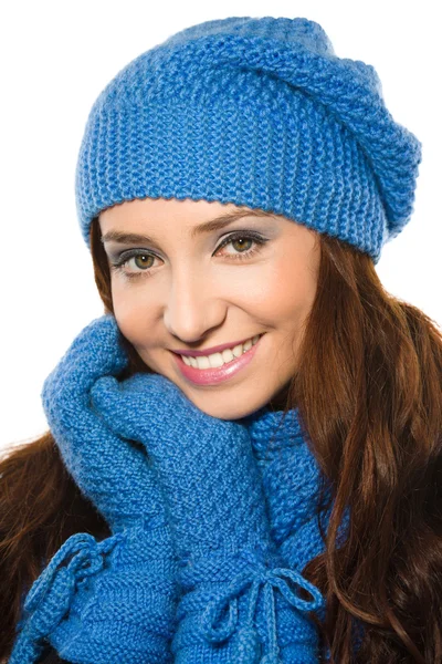 Gelukkig jongedame dragen winter doek — Stockfoto