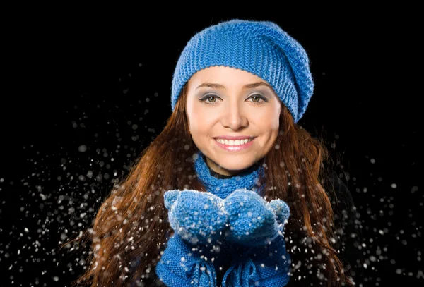 Giovane donna felice sotto nevicata — Foto Stock