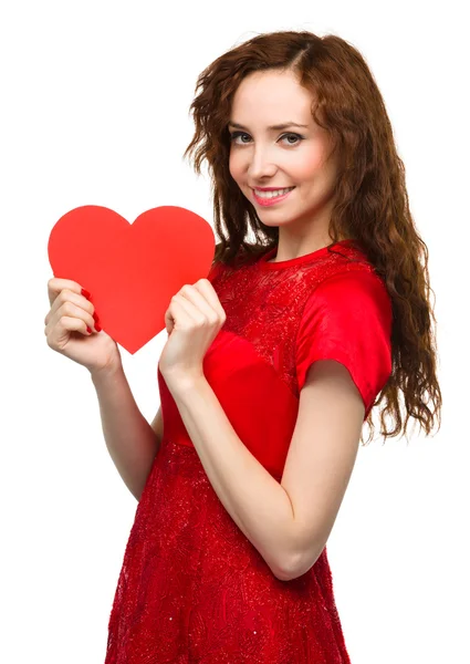 Mujer joven sosteniendo el corazón rojo — Foto de Stock