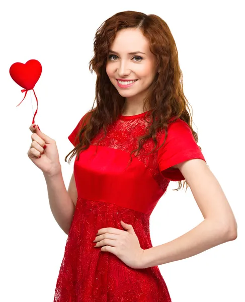 Młoda kobieta z czerwonym sercem — Zdjęcie stockowe