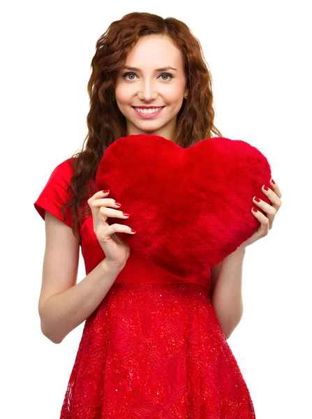 Mujer joven sosteniendo el corazón rojo — Foto de Stock