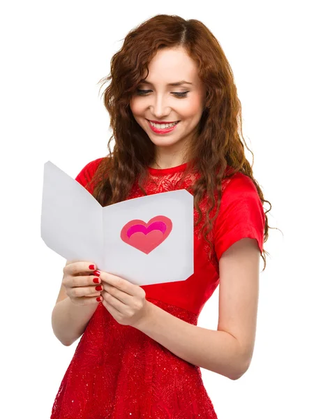 Mujer joven está leyendo tarjeta de San Valentín — Foto de Stock