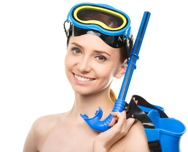 Молодая счастливая женщина с оборудованием для подводного плавания — стоковое фото