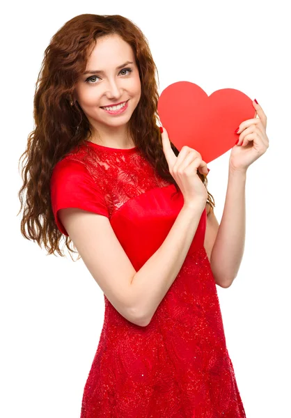 Mujer joven sosteniendo el corazón rojo — Foto de Stock