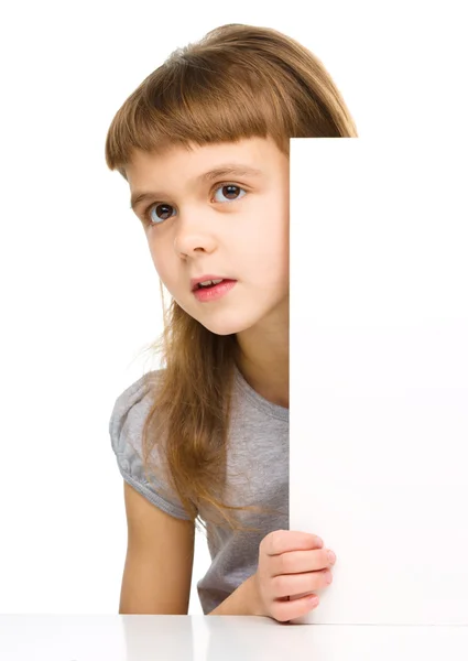 La niña está mirando desde la pancarta en blanco —  Fotos de Stock