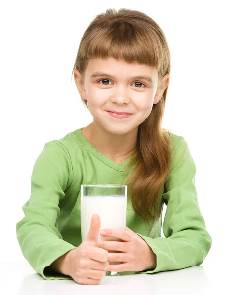 Glad liten flicka med ett glas mjölk — Stockfoto