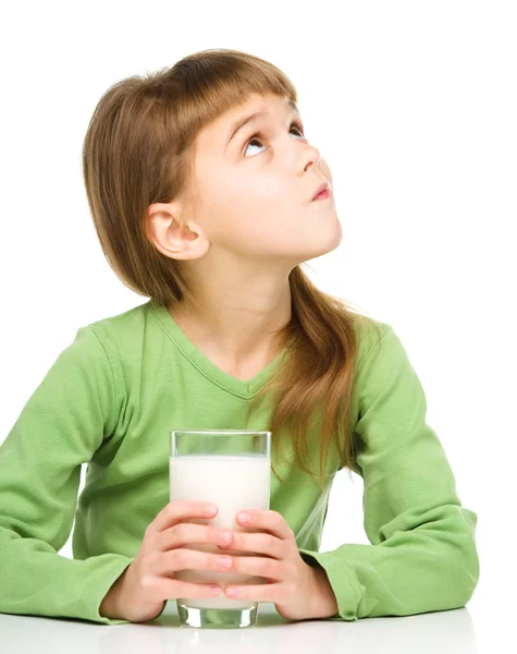Мила маленька дівчинка зі склянкою молока — стокове фото