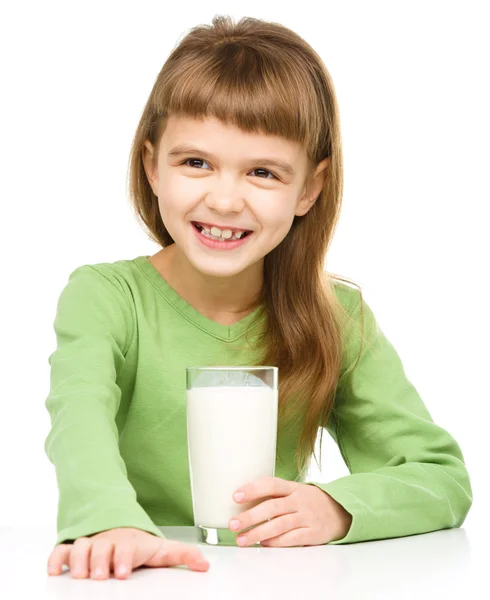 Mignonne petite fille avec un verre de lait — Photo