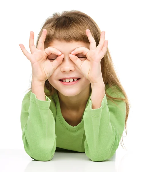 Glad liten tjej visar glasögon gest — Stockfoto
