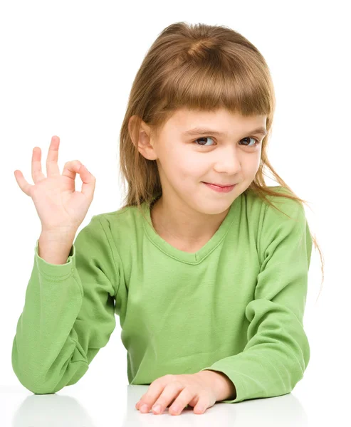 Счастливая маленькая девочка показывает ОК знак — стоковое фото
