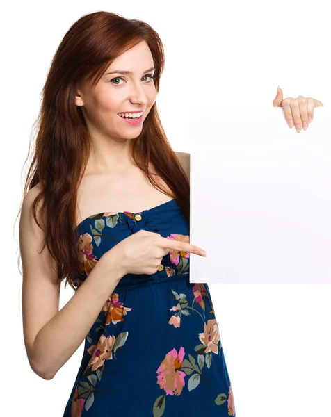 Junge Frau hält leeres Transparent — Stockfoto