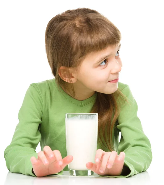 Schattig klein meisje met een glas melk — Stockfoto