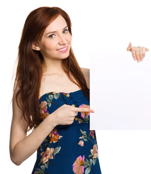 Młoda kobieta jest przytrzymanie puste pusty transparent — Zdjęcie stockowe