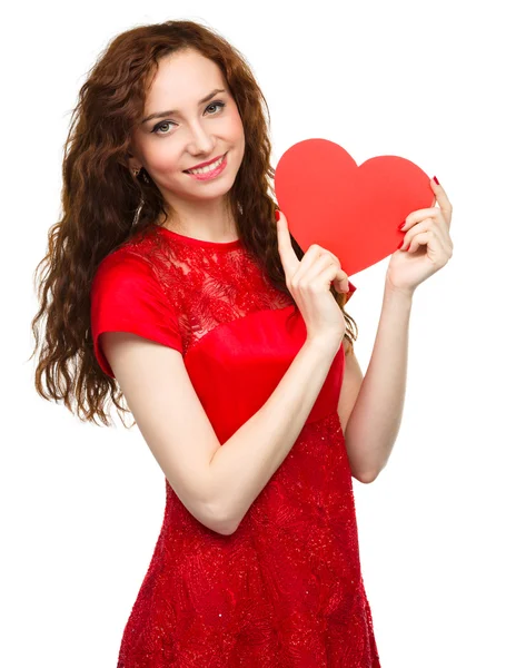 Mujer joven sosteniendo el corazón rojo — Foto de Stock