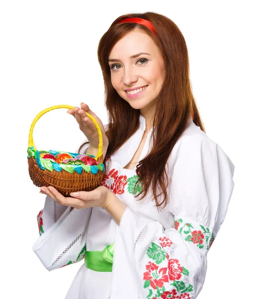 Jeune femme en tissu national ukrainien — Photo